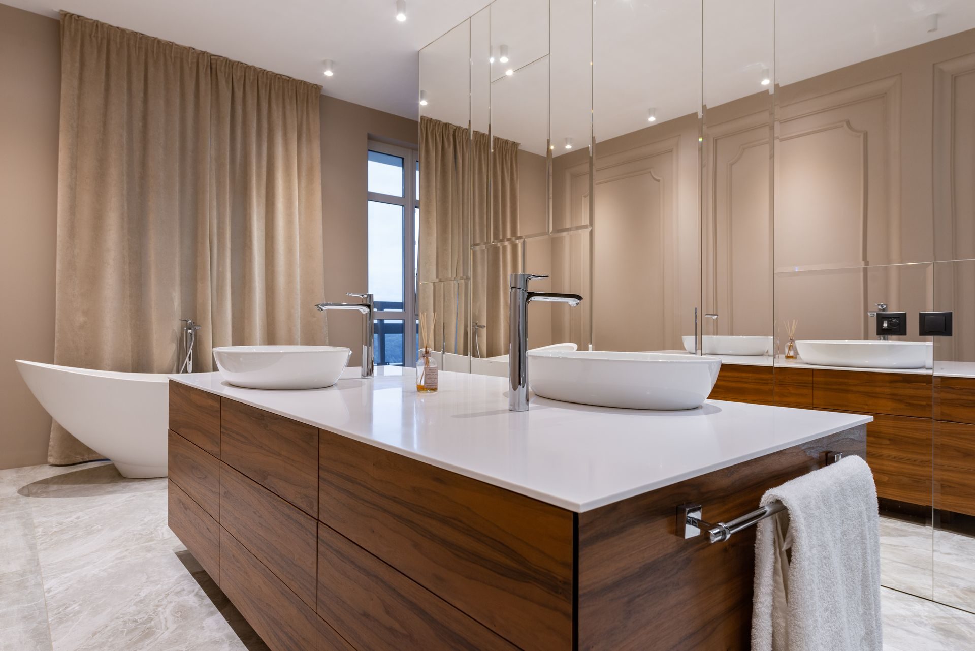 Baño con bañera exenta y mueble de madera