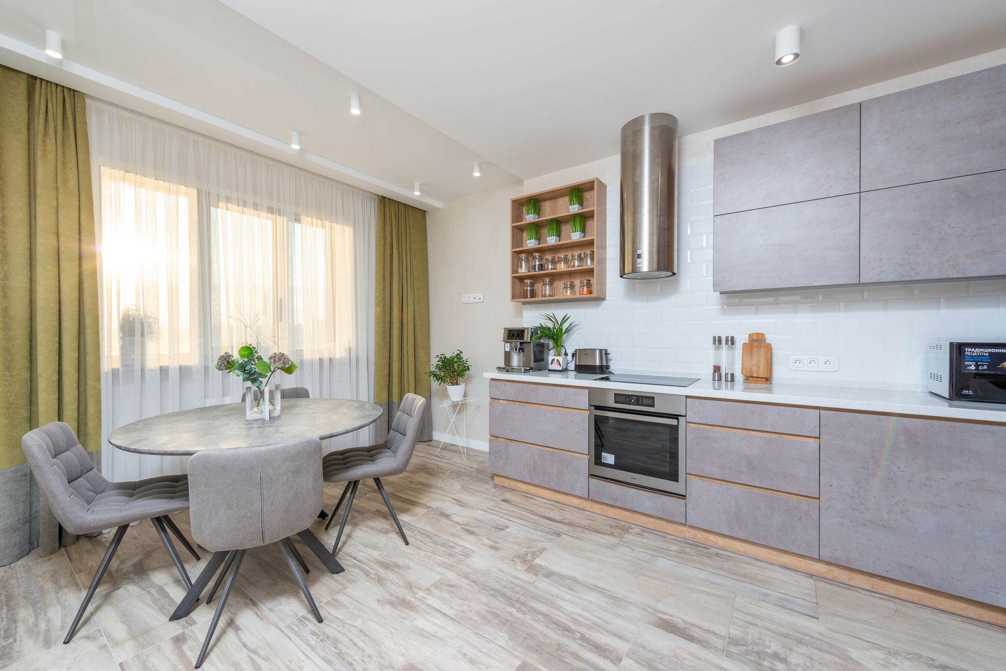 Cocina y comedor reformados, luminosos